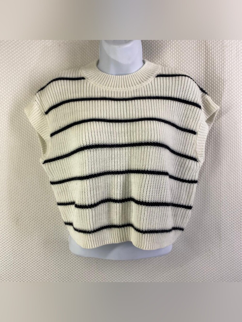 Lark Grey women's very elegant ivory sleeveless sweater, size M